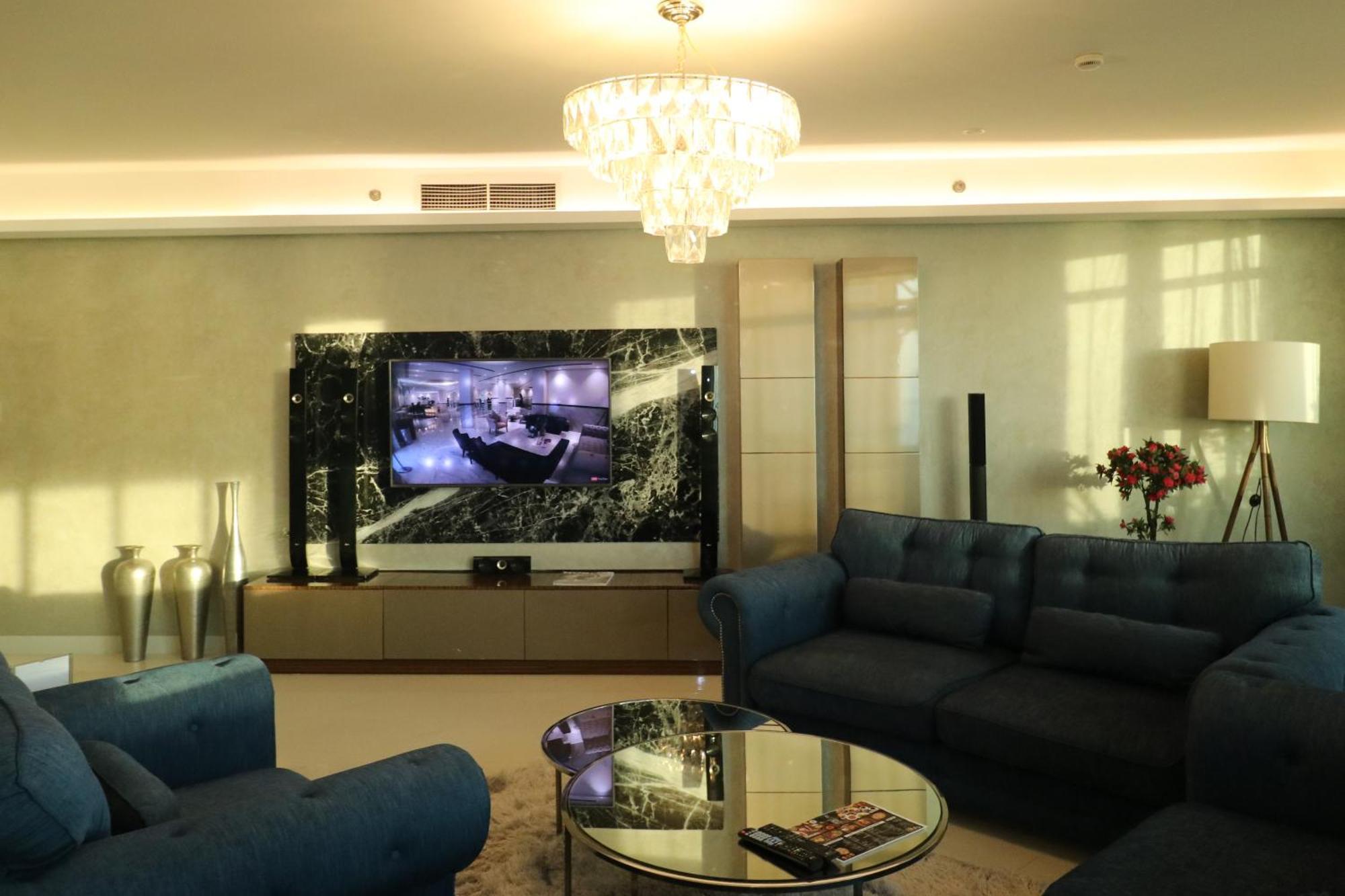 Lagoona Beach Luxury Resort And Spa Manama Exterior foto A living room with a television