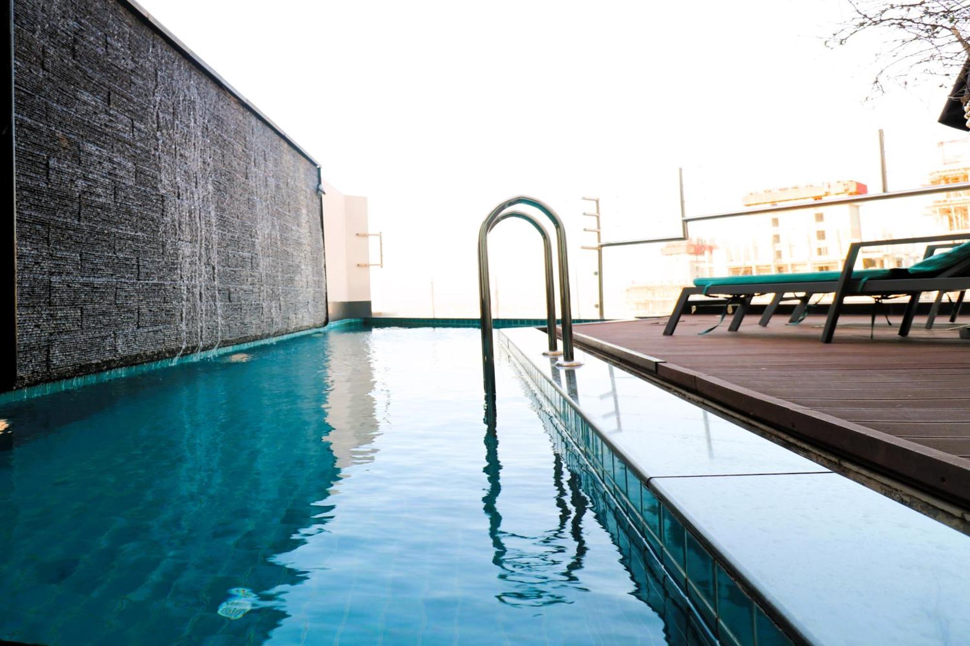 Lagoona Beach Luxury Resort And Spa Manama Exterior foto The rooftop pool at the hotel